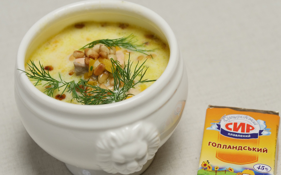 Сирний суп з сьомгою та кедровими горішками